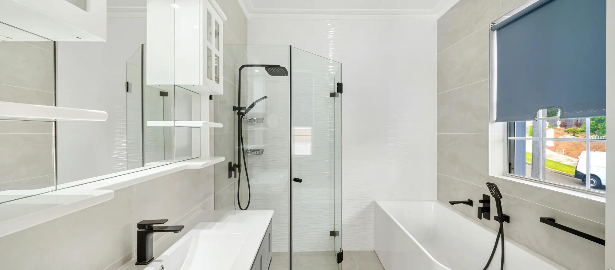 Modern saniertes Badezimmer nach Wasserschaden mit neuen Fliesen und Dusche