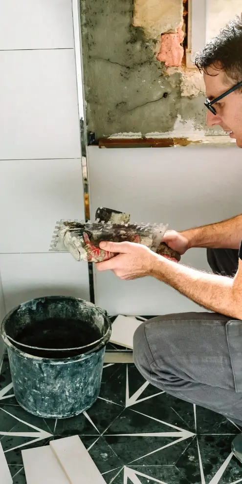 Handwerker bei der Leckortung und Trocknung nach Wasserschaden im Innenbereich