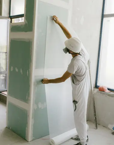 Handwerker bei der Sanierung eines Wasserschadens im Badezimmer mit Wiederaufbau
